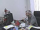 El Dr. Romero trabajando en un escritorio tipico chino