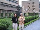 El Dr. Romero frente al edificio de la Universidad de Guangzhou